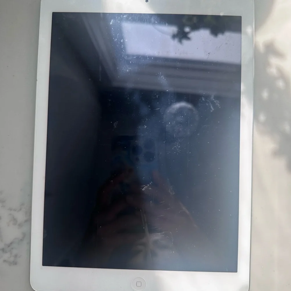 iPad model A1474 is the iPad Air (Wi‑Fi + Cellular) Silver